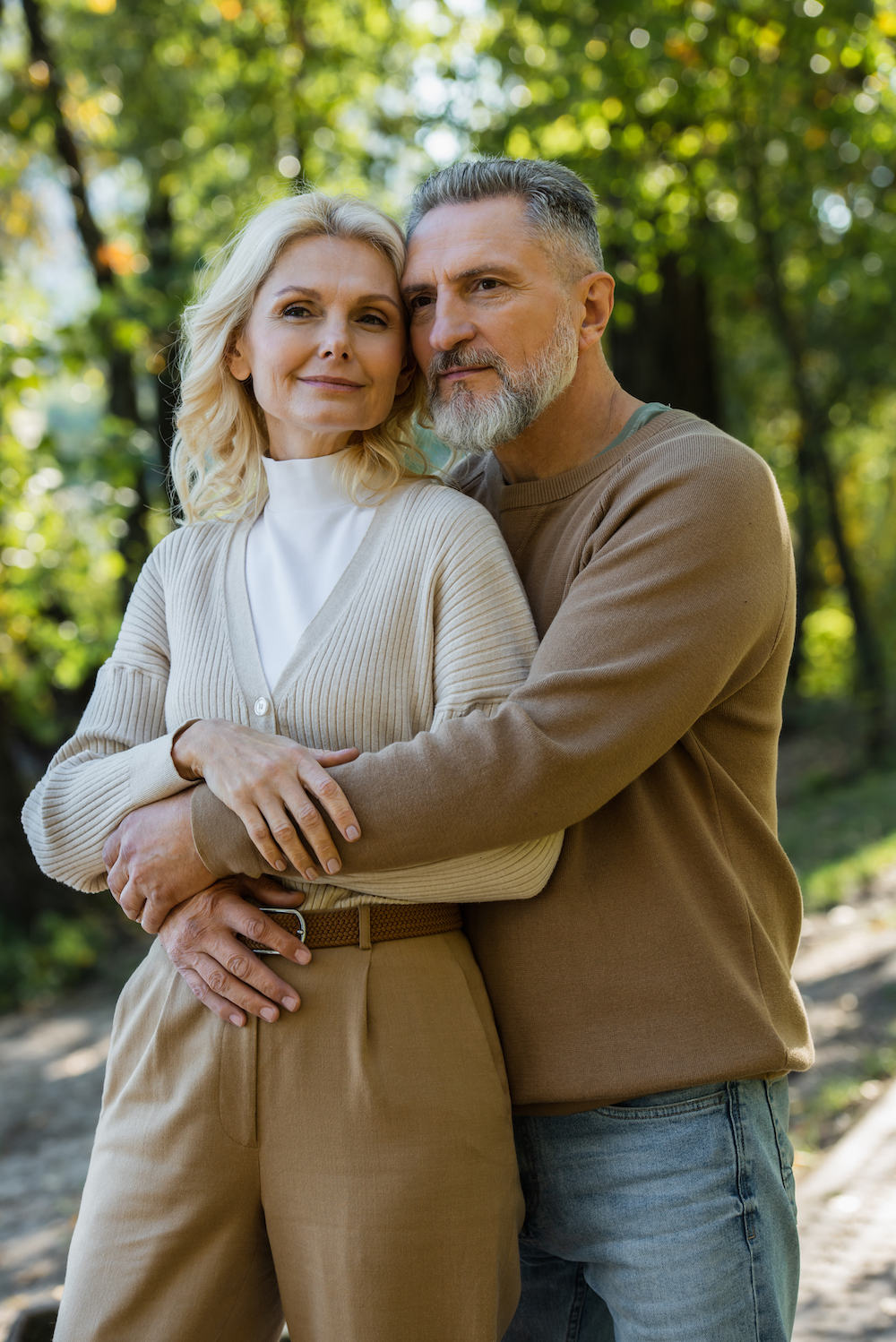Couple mature souriant qui s'enlace, ayant choisi la bonne formule de rencontre