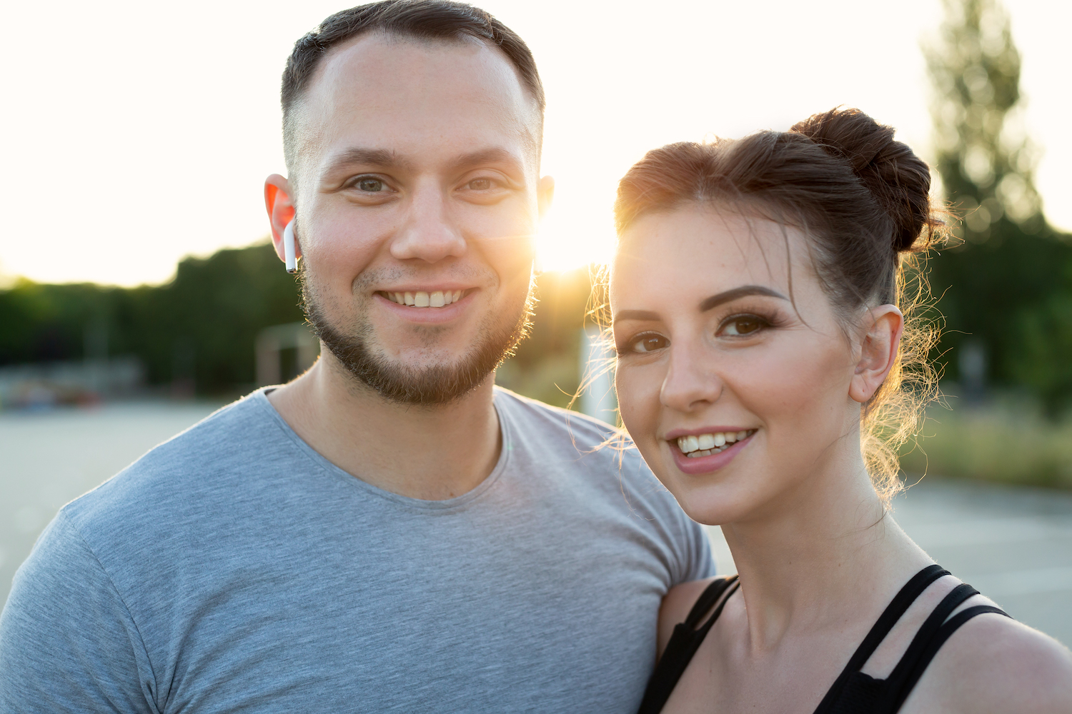 Couple de jeunes sportifs au coucher du soleil, symbolisant un nouveau d&eacute;part