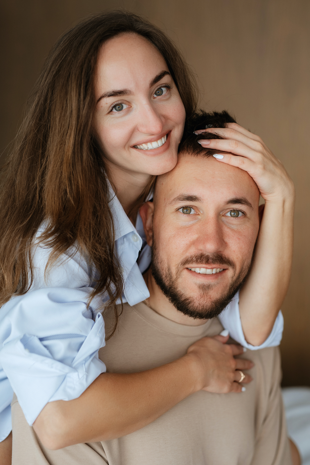 Jeune couple de mari&eacute;s &agrave; la maison, symbole de la r&eacute;ussite d'une rencontre