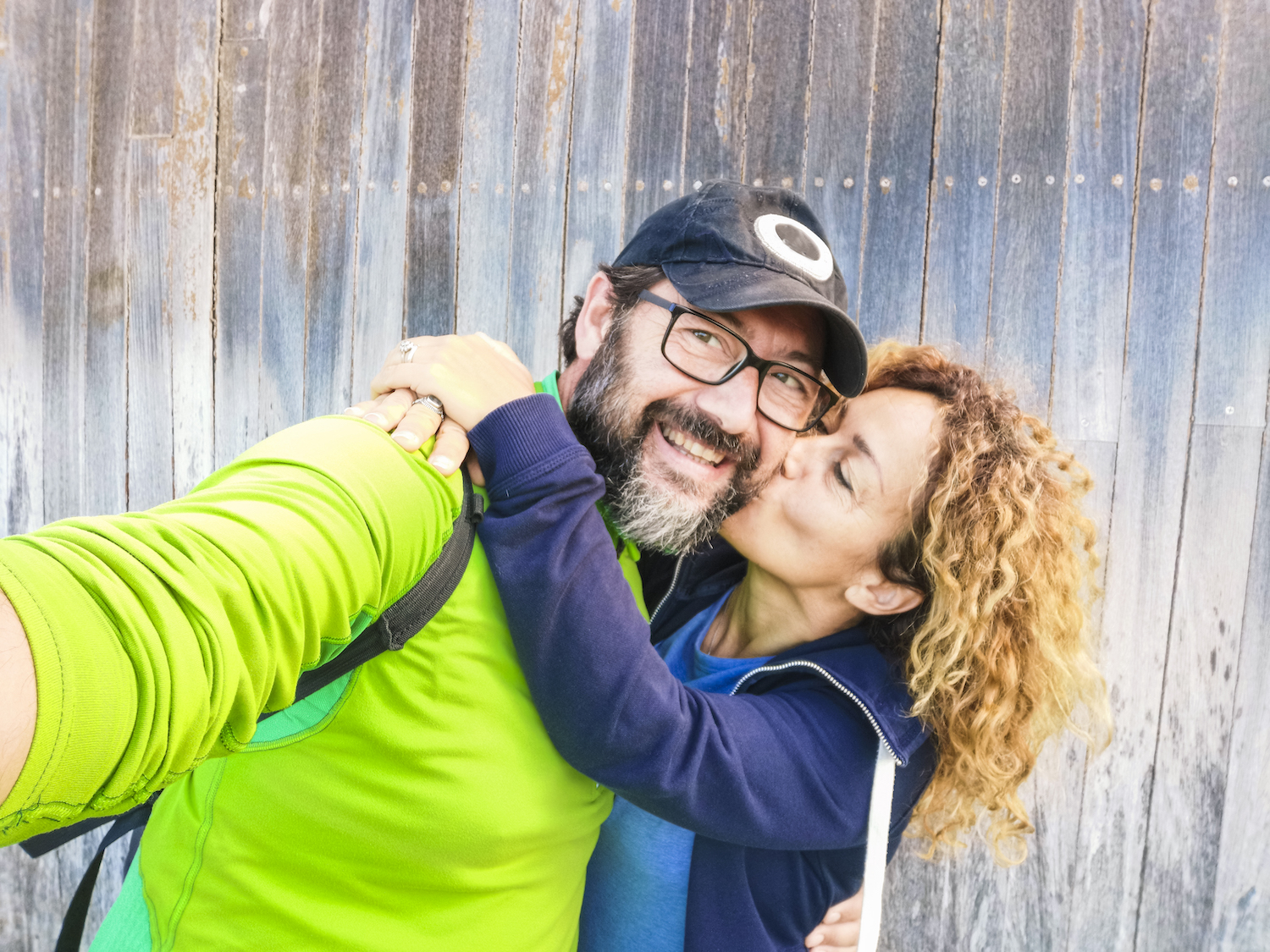 Couple adulte épanoui discutant en extérieur, symbolisant une relation comprise