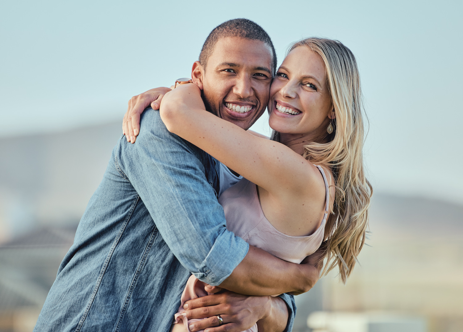Couple mixte heureux qui se sourit et s'embrasse &agrave; Montpellier
