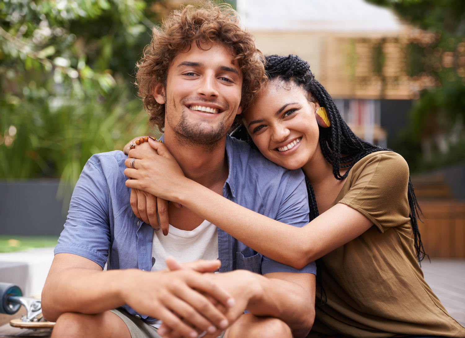Jeune couple affectueux, bénéficiant d'une relation saine et comprise