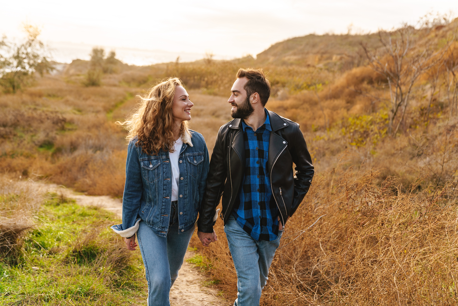 Couple élégant se promenant lors d'un événement à Montpellier