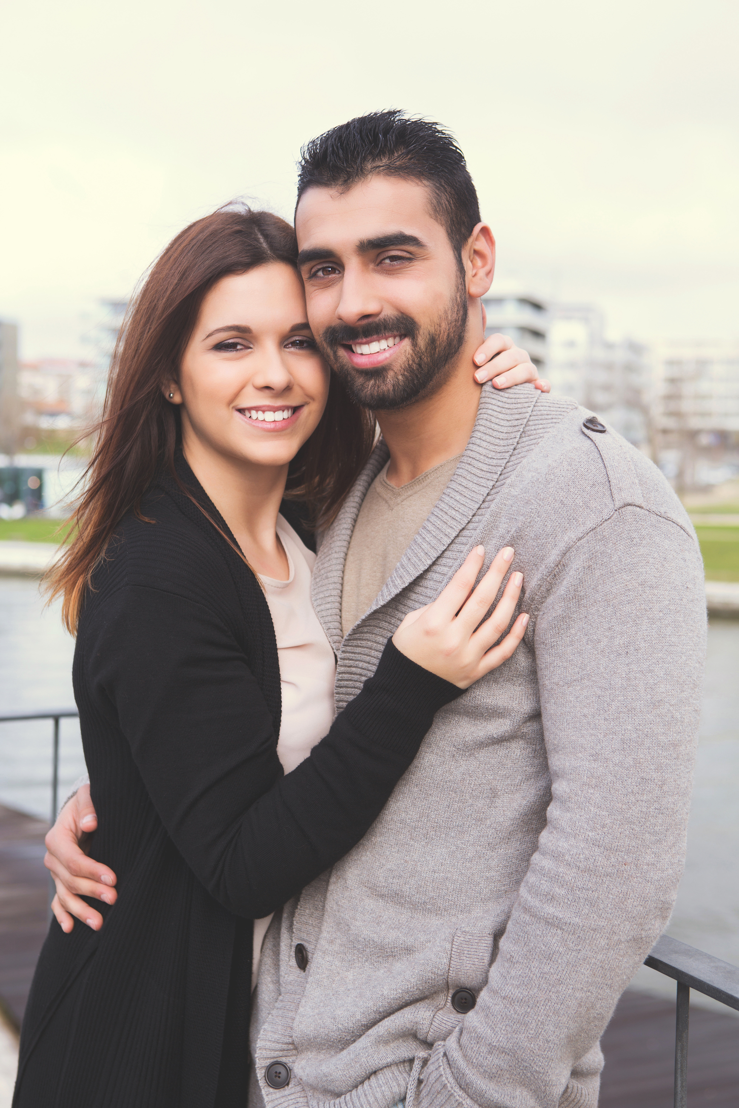 Couple partageant un moment complice après un cours de cuisine