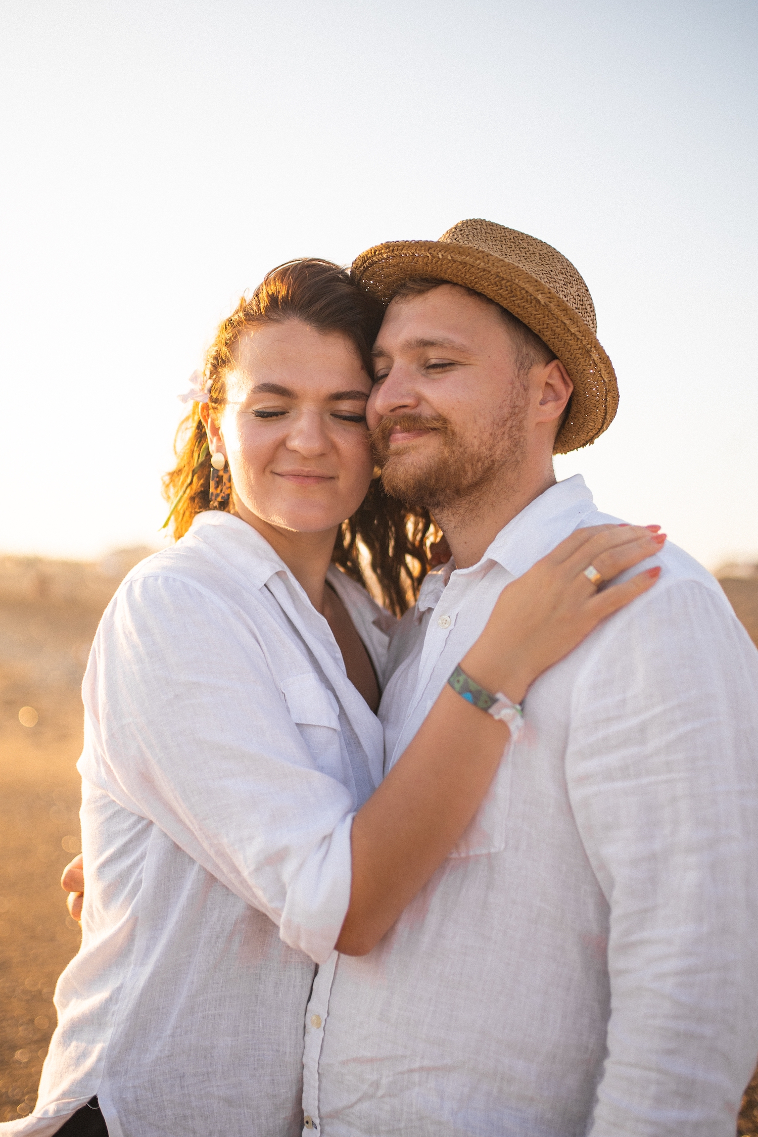 Couple amoureux se reposant au bord de la mer