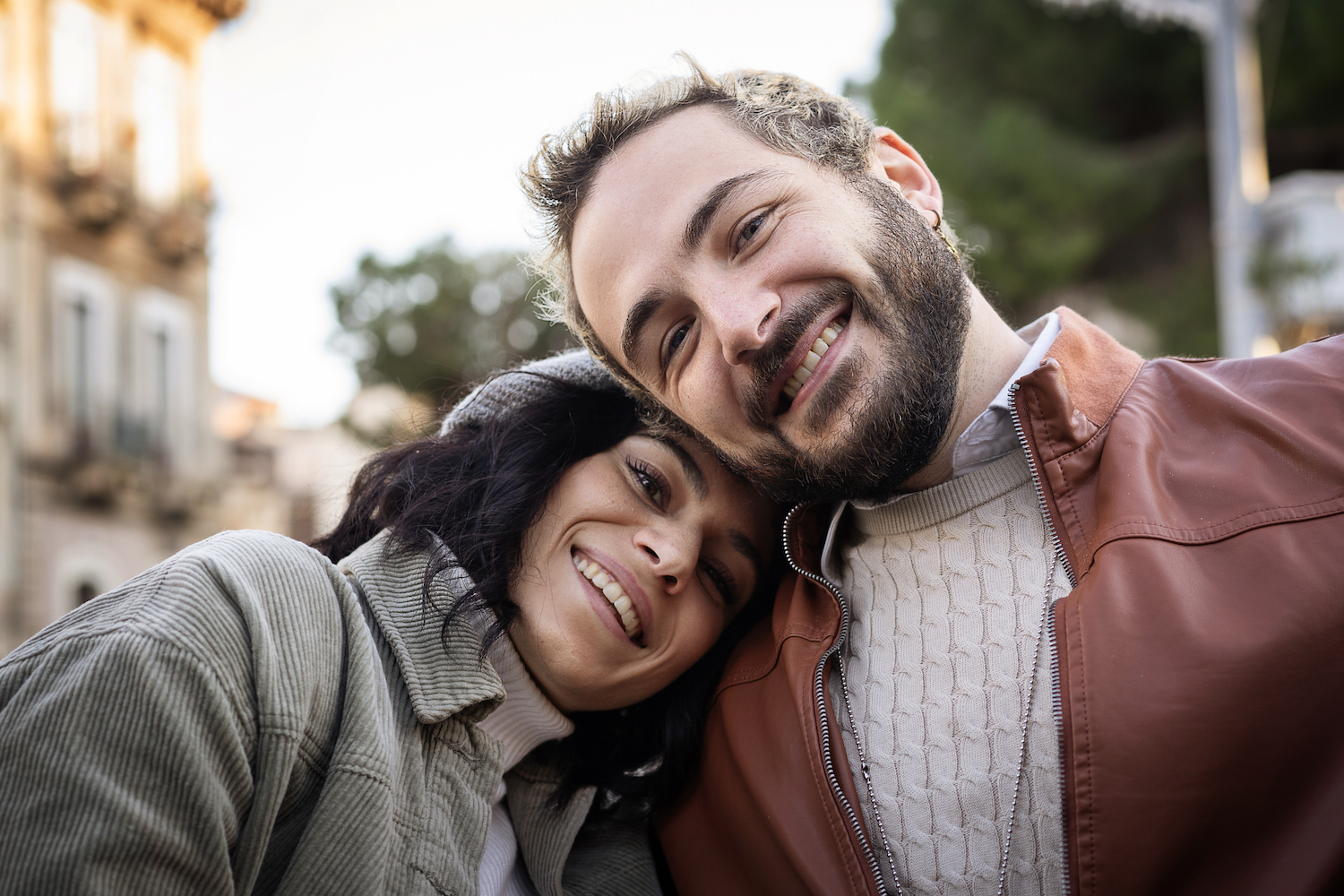 Portrait de deux amis qui se serrent dans les bras, montrant une forte compatibilit&eacute;