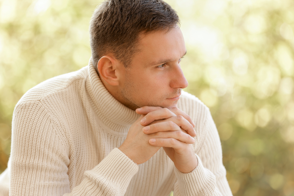 Jeune homme c&eacute;libataire songeur &agrave; Montpellier