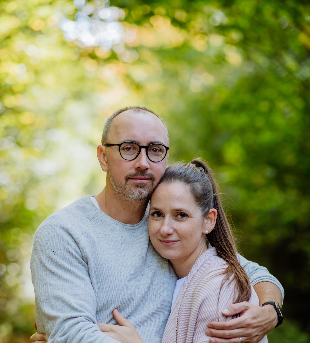 Portrait d'un couple heureux et amoureux posant en for&ecirc;t