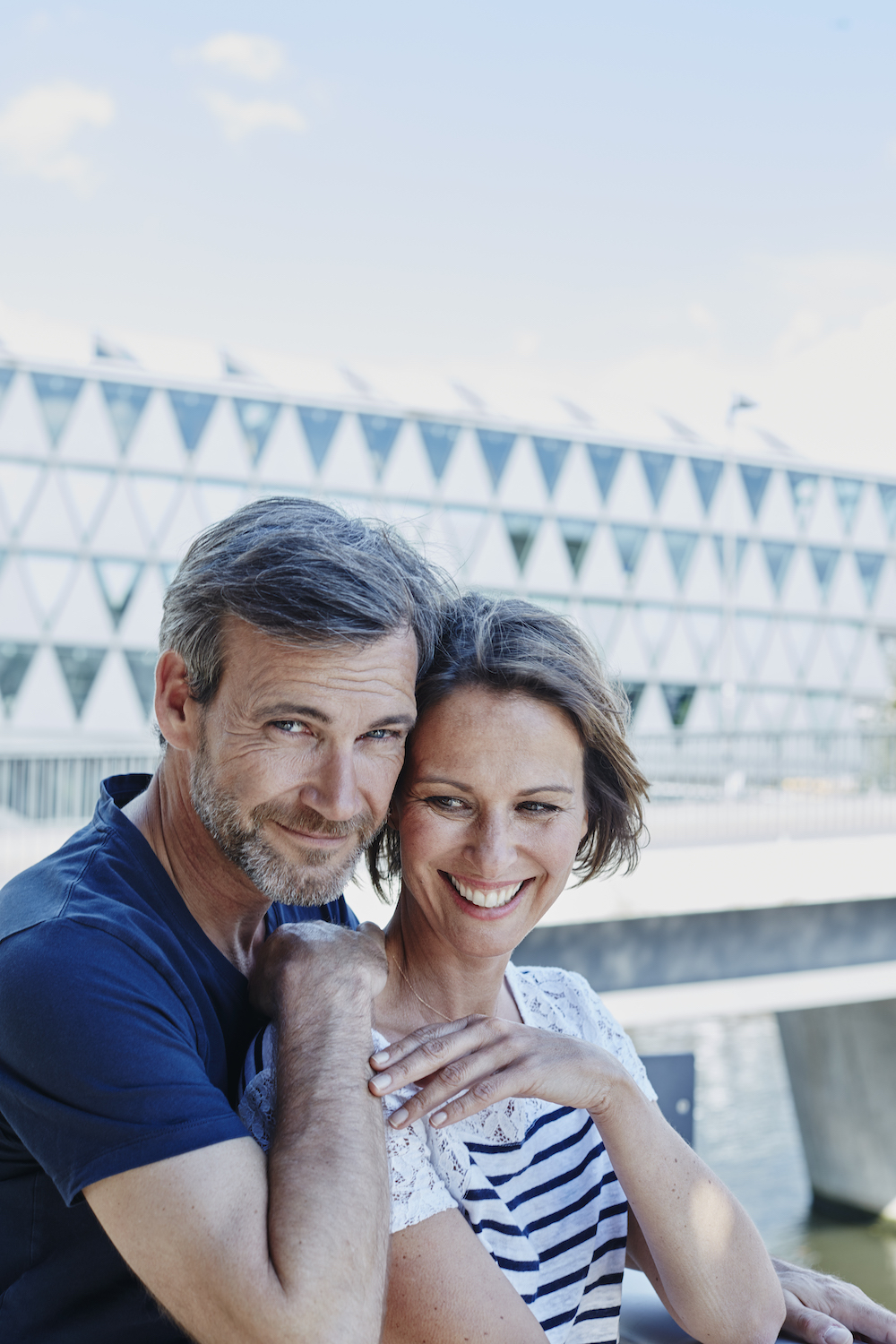 Portrait d'un couple mature heureux en ext&eacute;rieur, b&eacute;n&eacute;ficiant d'un r&eacute;seau local