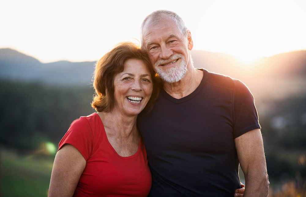 Couple de seniors en randonn&eacute;e pr&egrave;s de Montpellier
