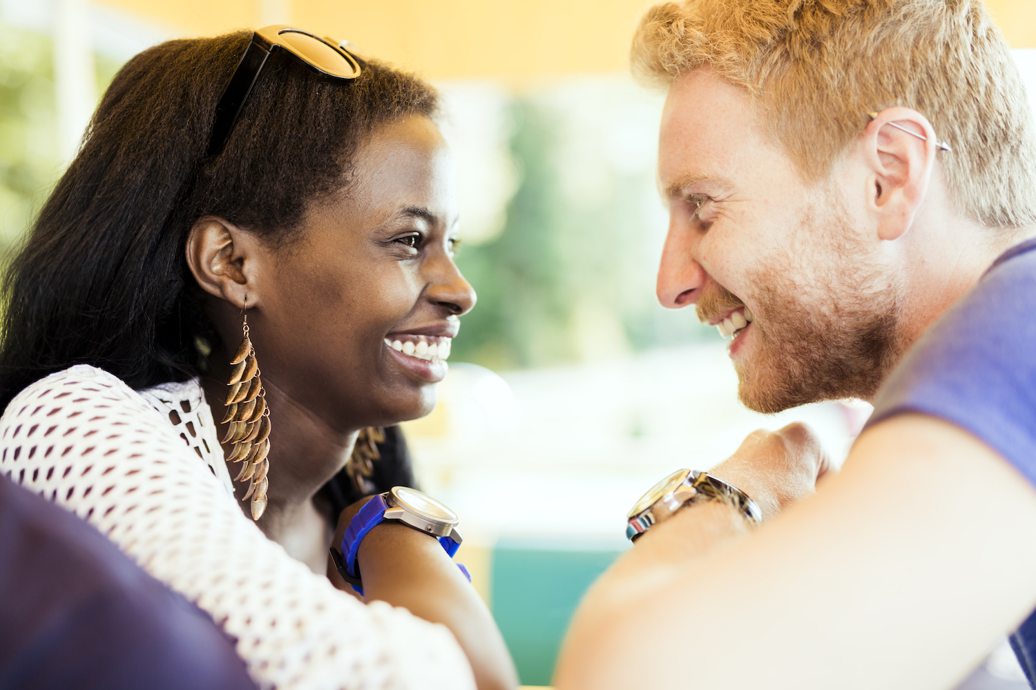 Couple romantique se souriant, fruit d'un matching humain r&eacute;ussi