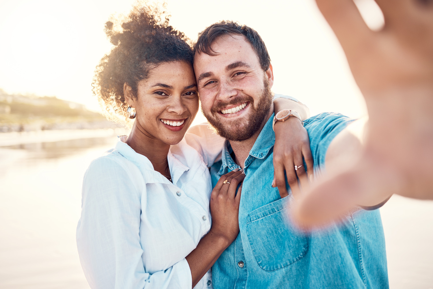 Couple heureux prenant un selfie sur la plage pendant leurs vacances