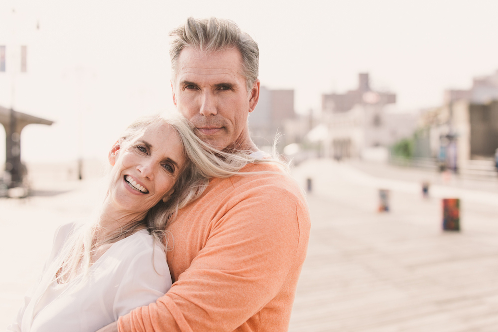 Couple senior profitant d'une rencontre s&eacute;curis&eacute;e et authentique