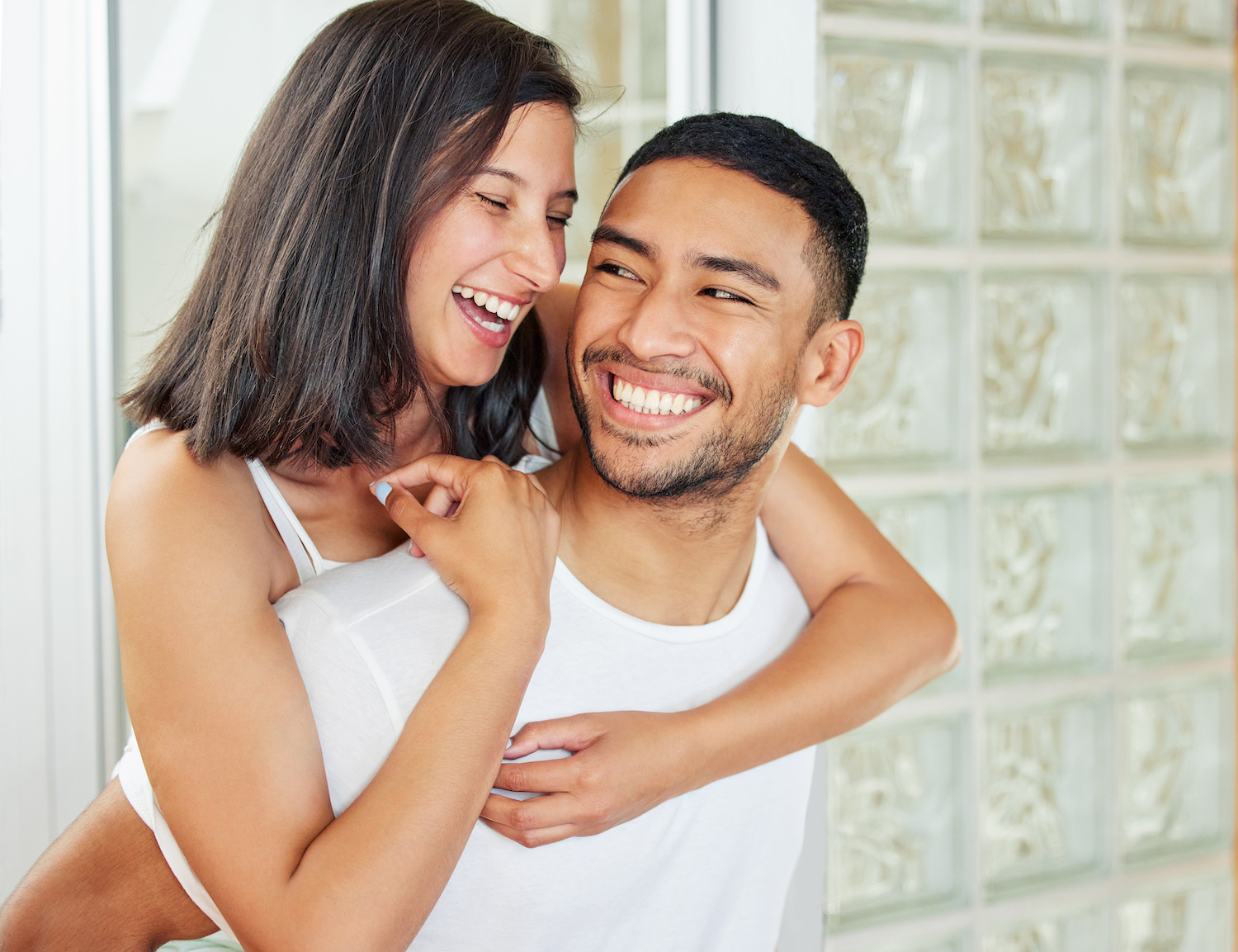 Jeune couple heureux passant du temps ensemble