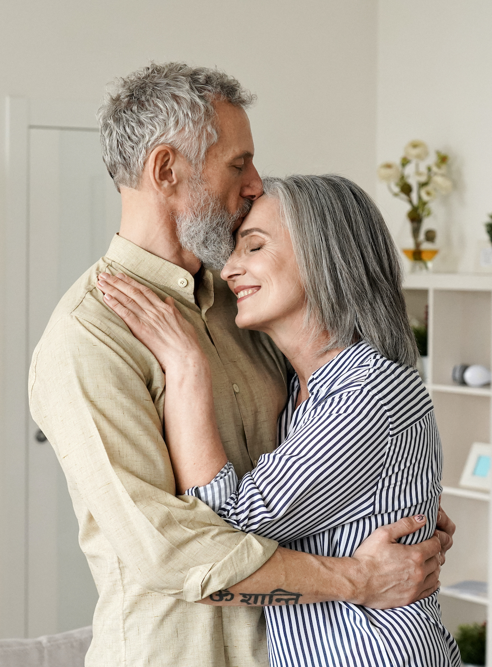 Couple d'âge mûr souriant qui s'embrasse