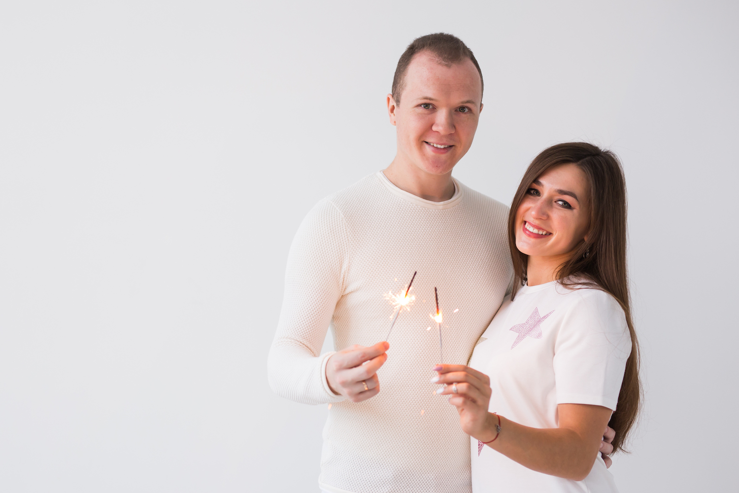 Couple souriant cuisinant ensemble lors d'un atelier à Montpellier