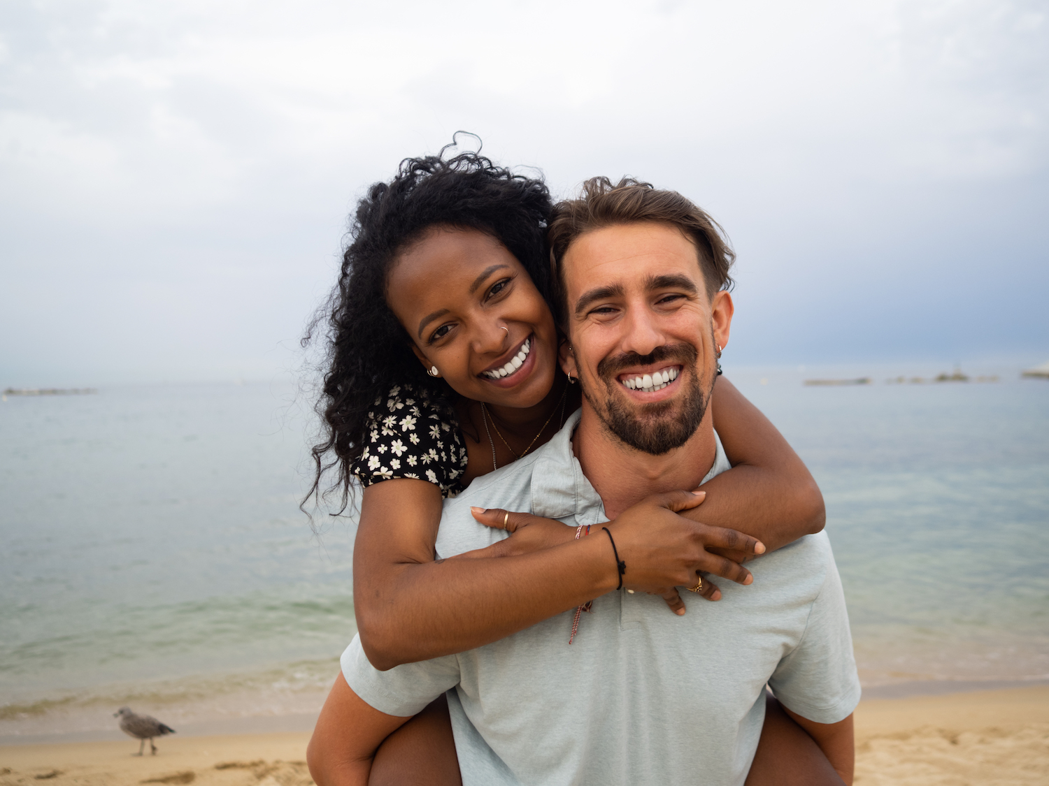Couple h&eacute;t&eacute;rosexuel heureux qui s'embrasse &agrave; Montpellier